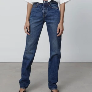Zara jeans - Säljer dessa popura jeans från Zara som har blivit försmå. De är i strl 38 men skulle mer säga 36. Jag är 175 och tycker de är najs längd💕 250kr utrop