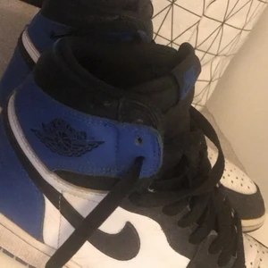 Hej jag säljer ett par Jordan 1 mid och prist kan bli mindre - Dom är knappt använda och dom är mörkt blå och vill bli av med dom snabbt
