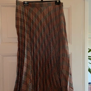 Mönstrad kjol - Snygg mönstrad kjol. Aldrig använd då jag beställde fel storlek, lapp kvar. Frakt tillkommer