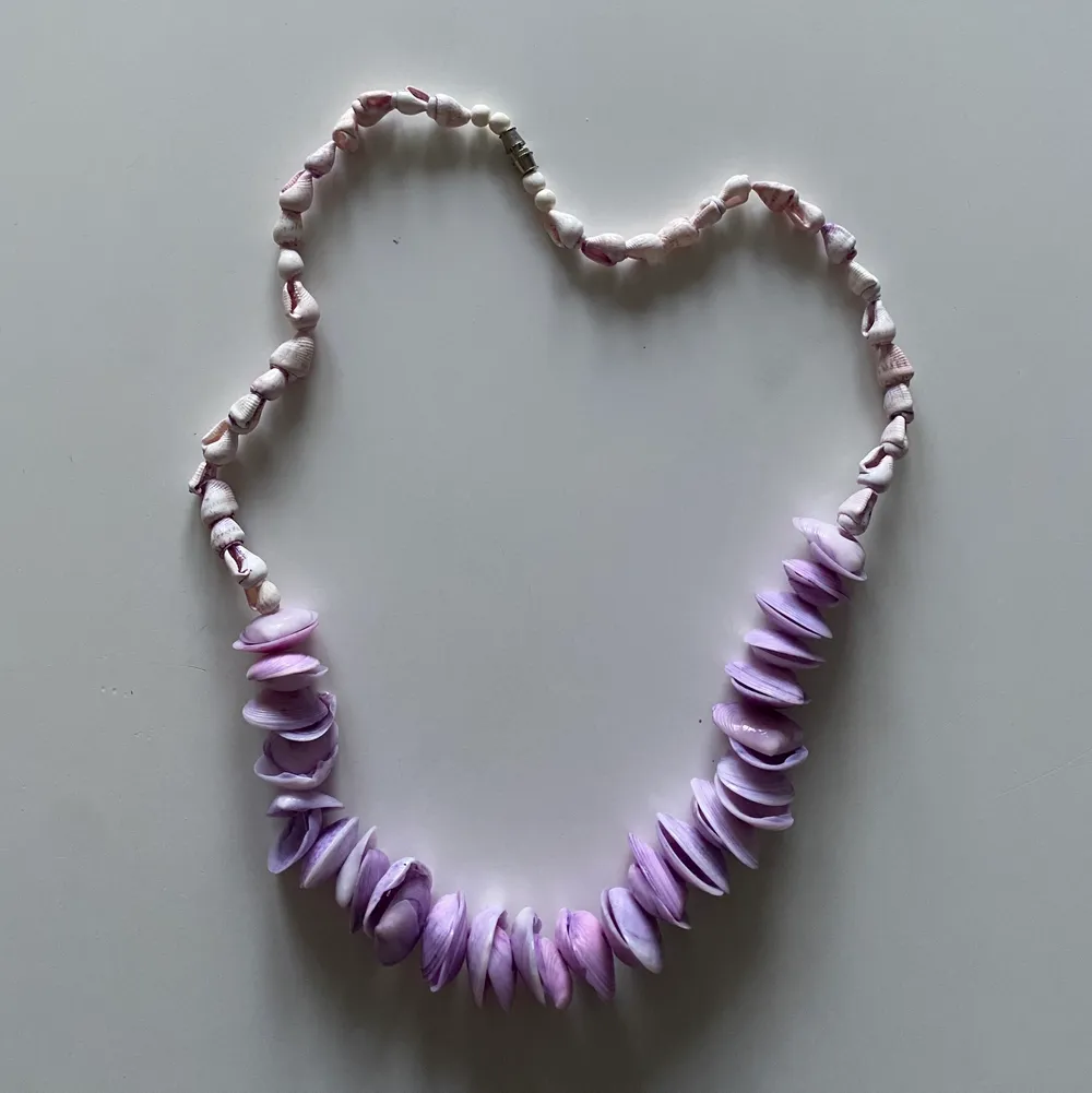 Jättefint  halsband med lila snäckor perfekt nu till sommaren! 💜. Accessoarer.