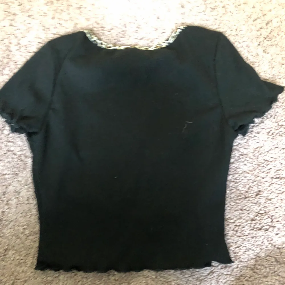 Jätte fin svart tröja , från shien säljs pgd av att jag inte badväder den längre . Köpare står för frakt . T-shirts.