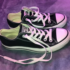 Låga converse - Säljer dessa converse då de inte har kommit till användning. Bara använda ett fåtal gånger. Frakt står köparen själv för.