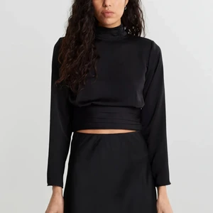 Svart satin topp, öppen rygg, knytbar - ¡INTRESSEKOLL! Funderar på att sälja den är jättefina slutsålda svarta satintoppen, med öppenrygg och knytnig, (den knäpps uppe vid halsen/kragen) då den endast kommut till användning en gång. Jätte fin att ha på sig när det t.ex. är fest. Är många intresserade blir det budgivning  BUDET LIGGER PÅ: 150kr, kom privat för fler bilder 