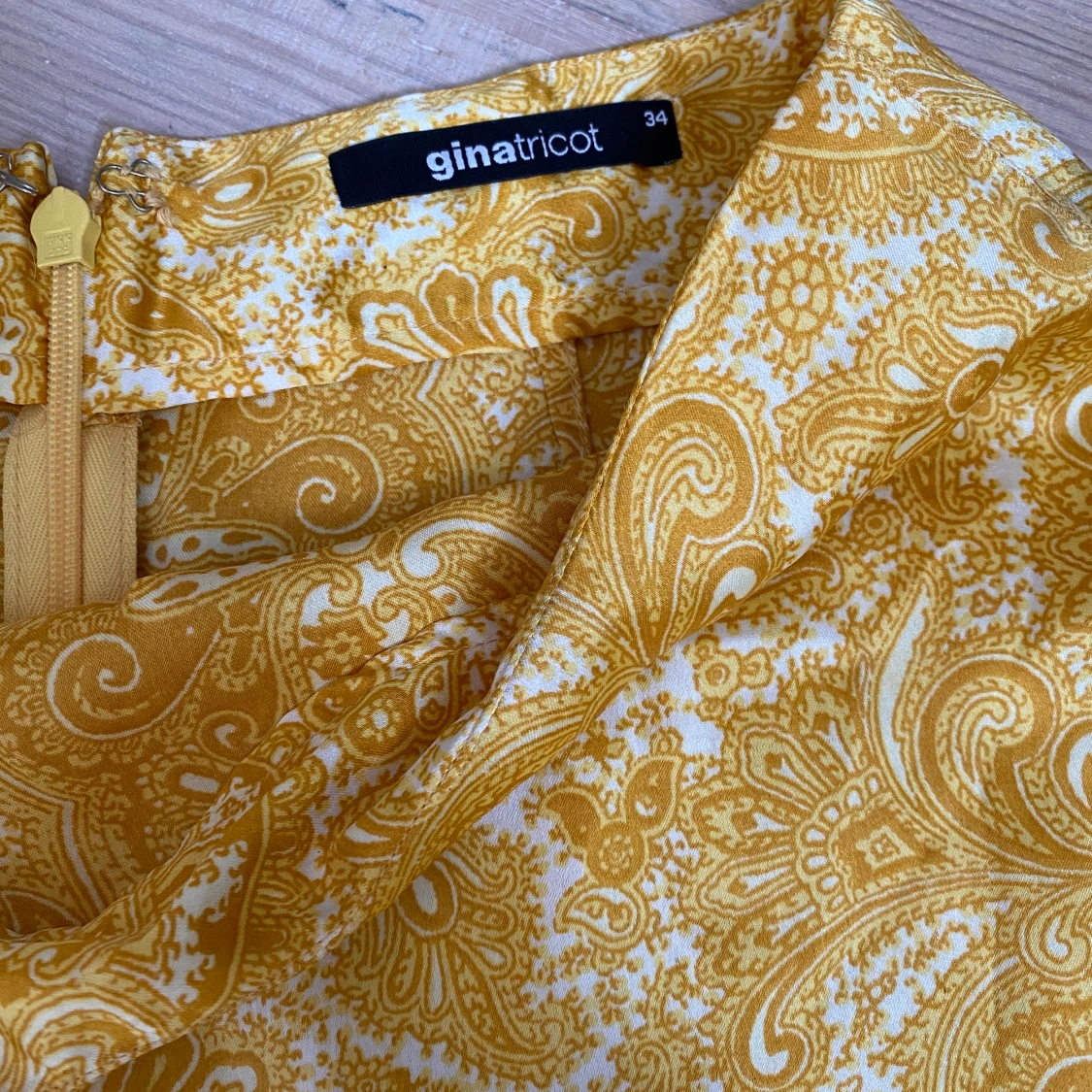 Gulmönstrad satinkjol från GinaTricot stl 34