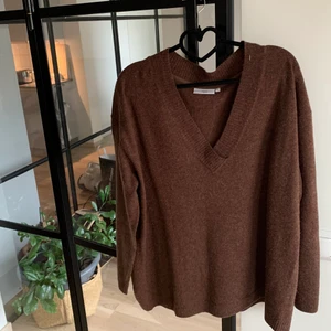 Stickad tröja i ull - Så snygg å mysig tröja, använder tyvärr inte💘 stl M. Nypris runt 1000kr pga materialet typ