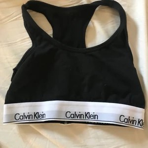 Ck topp / bh - En svart ck topp/bh som jag säljer då den aldrig är använd 💘