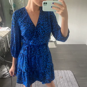 Super fin Klänning  - Säljer denna super snygga klänning från ASOS, helt oanvänd. Köptes för 499. Hör av dig vid frågor eller liknande💗