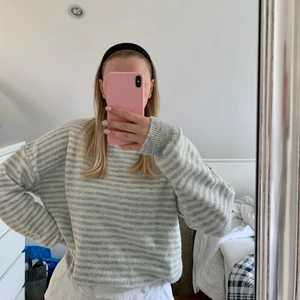 Mysig tröja från NAKD - Säljer denna mysiga tröja från NAKD i skönt stickad material! Den kommer tyvärr inte längre till användning😩 Extremt fint skick! Priset är inkl frakt!💞