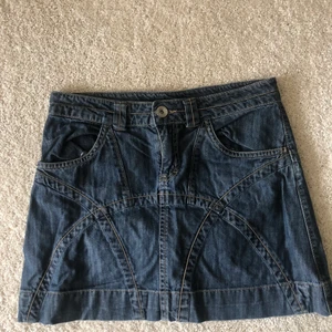 Jeans kjol - Jeanskjol i storlek 36 Köpare står för eventuell frakt<3