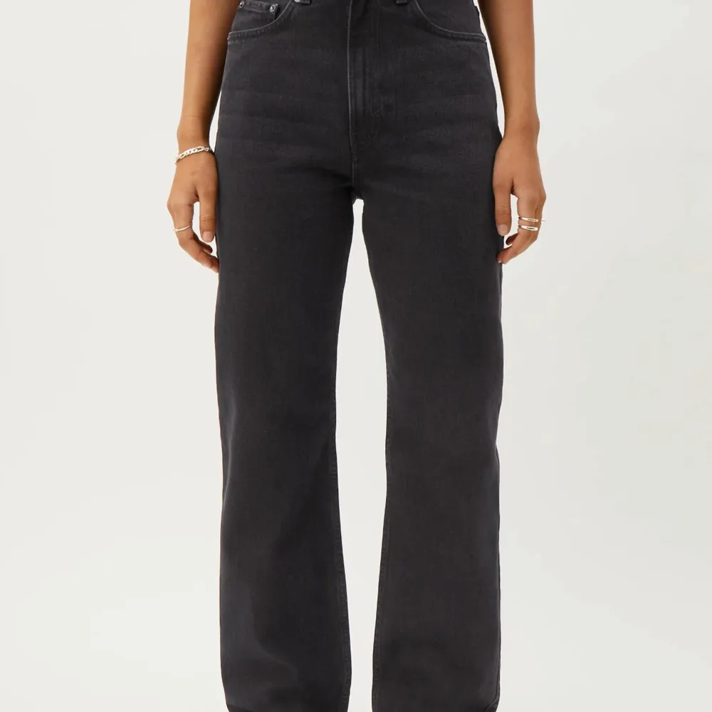 Rowe extra High straight jeans i färgen echo black från Weekday. Storlek 28/30. Säljer pågrund av aldrig använda pågrund av för små.. Jeans & Byxor.