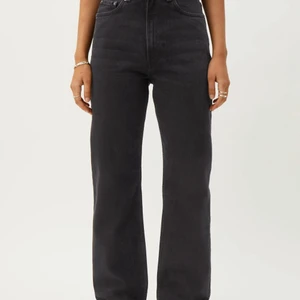 Rowe jeans  - Rowe extra High straight jeans i färgen echo black från Weekday. Storlek 28/30. Säljer pågrund av aldrig använda pågrund av för små.