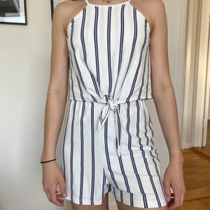 Bershka jumpsuit XS - Vit och blå bershka jumpsuit! Bra skick och i storlek XS💞 passar best till barn