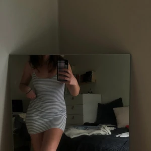 Brandy Melville randig body con klänning - Brandy Melville blå och vit randig klänning, one size men passar S-M