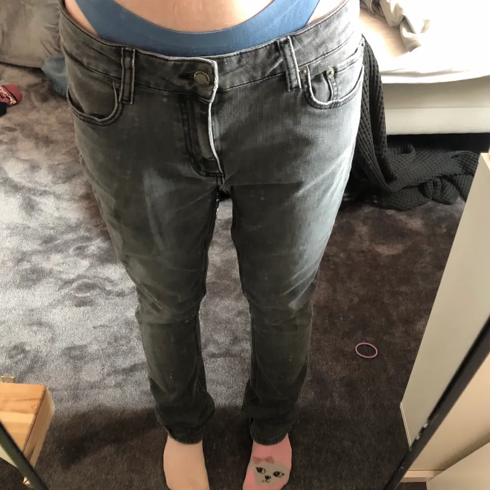 Säljer nu mina as snygga gråa jeans då jag har liknande! Jeansen är från boomerang och jag skulle säga att de passar 34-38 beroende på person. Om fler är intresserade blir det budgivning✨✨. Jeans & Byxor.
