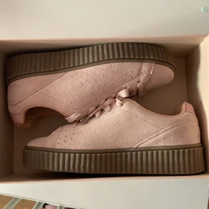 Rosa mocka skor! - Jätte fina mocka skor med lite högre sula. Alldrig andvända och pappret sitter kvar i skorna. Säljer pga av att de inte kommer till andvändning, men skulle sitta jätte fint på någon annan!🤍🤍