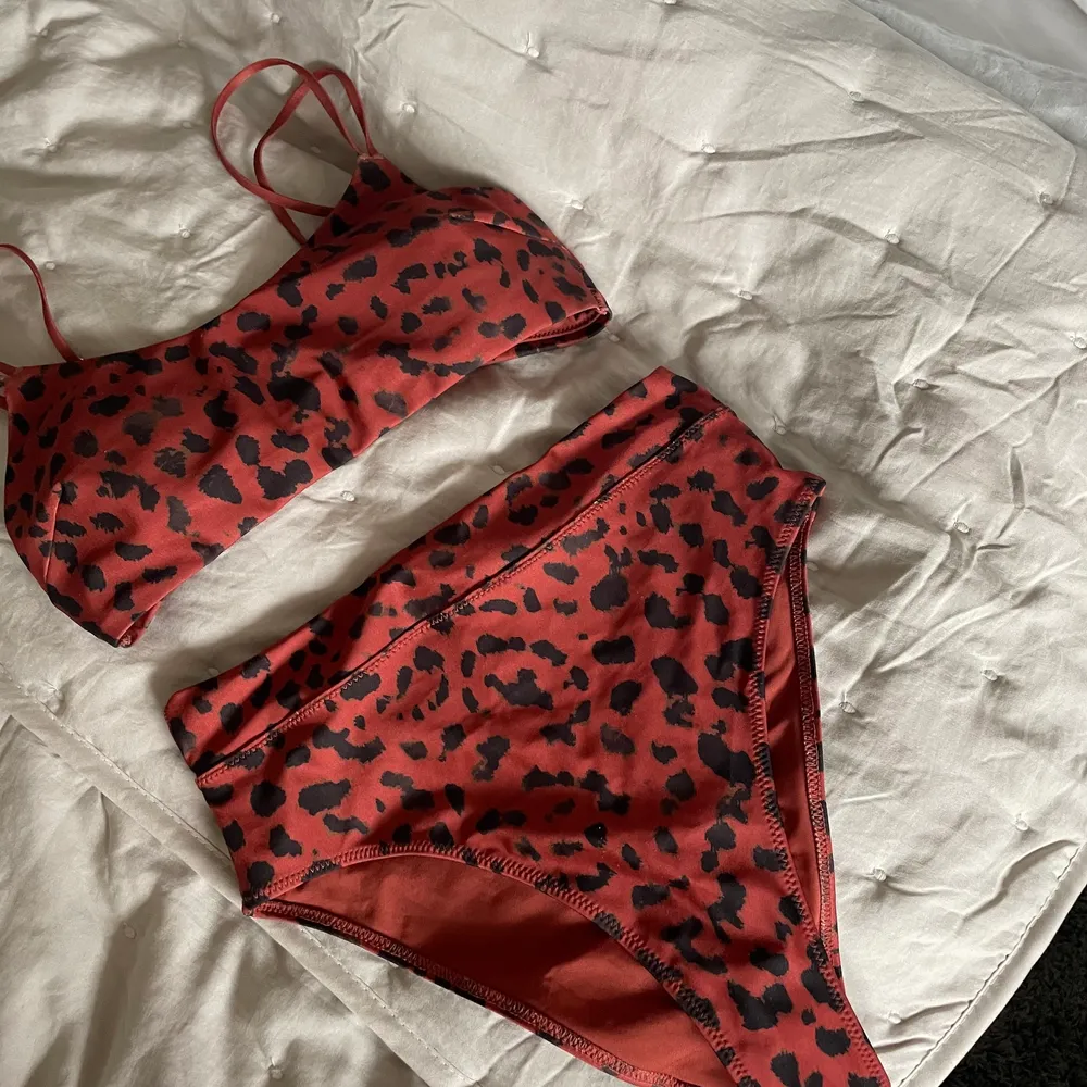 Säljer denna leopardmönstrade bikinin från hm💗 överdelen är i storlek 34 och vill minnas att underdelen är nån storlek större (klippt bort lapparna) i superfint skick . Övrigt.