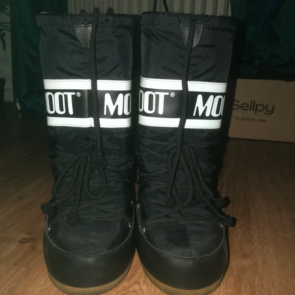 Svarta höga vintage moon boots i storlek 35/39. Skor.