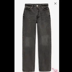 Taiki jeans från Monki i färgen svart, använda ett fåtal gånger pga fel storlek. Svårt att veta den exakta storleken på jeansen men skulle säga att de sitter som en M-L, bra längd på benen också.