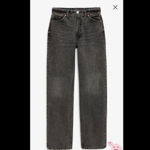 Straight leg jeans dam - Taiki jeans från Monki i färgen svart, använda ett fåtal gånger pga fel storlek. Svårt att veta den exakta storleken på jeansen men skulle säga att de sitter som en M-L, bra längd på benen också.