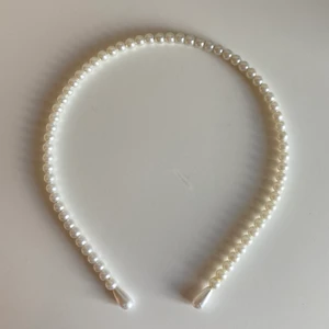 2 olika håraccessoarer - Fina håraccessoarer som jag inte använt. Ett diadem som kostar 10kr. Hårspännen för 20