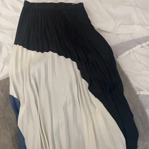 Mönstrad kjol - Säljer denna kjol från hm! Den är så fin men får ingen användning av den längre! Den har ett hål längst upp, men man kan bara vika in kanterna så syns det ej, därav priset. 