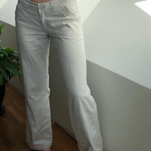 Ljusa byxor - Säljer dessa jättefina vida ljusbeigea byxor! De är ganska lågmidjade men sitter supersnyggt! Går ner till fötterna på mig som är 1,70!