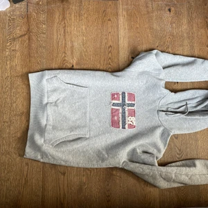 Hoodie  - Fin hoodie från Napapijri. Storlek S