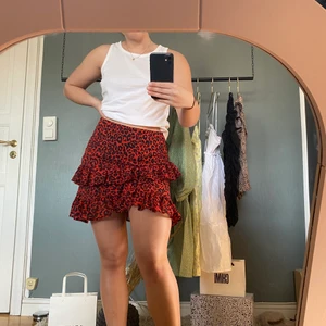 Kjol från BikBok  - Mycket bra skick i strl M. Den är lite stor i midjan för mig som vanligtvis är en M. Har använt en säkerhetsnål när jag burit den för att göra den bra!