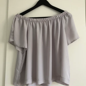 Ljusgrå blus från Atmosphere - Ljusgrå blus från Atmosphere i superfint skick! Använd kanske två gånger, strl 44 men passar mig som är en 38, säljes för 90 kr. Kan mötas upp i Linköping, eventuellt Stockholm annars står köpare för frakt. 