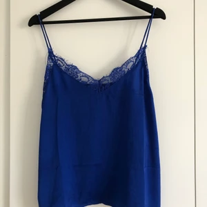 Blått spetslinne från NAKD  - Blått spetslinne från NAKD i superfint skick! Använt sparsamt, strl 38, säljes för 90 kr. Kan mötas upp i Linköping, eventuellt Stockholm annars står köpare för frakt. 