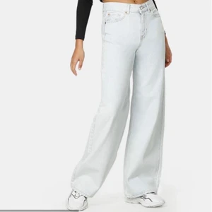 Wide leg jeans  - OBS, lånad bild från Junkyards hemsida då jag endast testat dom. Wide leg jeans från Junkyard i strl 28. Endast provade pga att dom är för långa. Jag är 162, modellen tror jag passar för någon som är 167 (om man inte syr upp dom). Skönt jeans tyg och snygga. Jag kan mötas i Stockholm. 