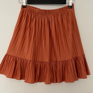 Zara kjol! - Orange supersnygg kjol ifrån zara! Kjolen köpte jag för ca ett år sedan men har inte används så mycket sen dess, alltså i bra skick. Materialet är tunt och svalt så är superskönt på sommaren, och sen är den glasig och ser jättefin ut i solen. Ett extra plus är att man ser väldigt brun ut i den 😉. 