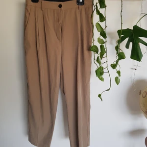 Bruna byxor  - Finns snöre så man kan välja hur tajt dem ska sitta i midjan! (Se bild 3) 