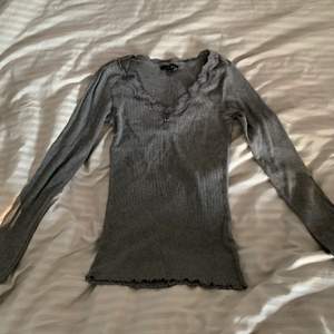Gullig v-ringad tröja som kramar om kroppen fint. Den är mörkgrå och har använt den några få gånger men inget som syns. Den kostade 150kr ny.☺️