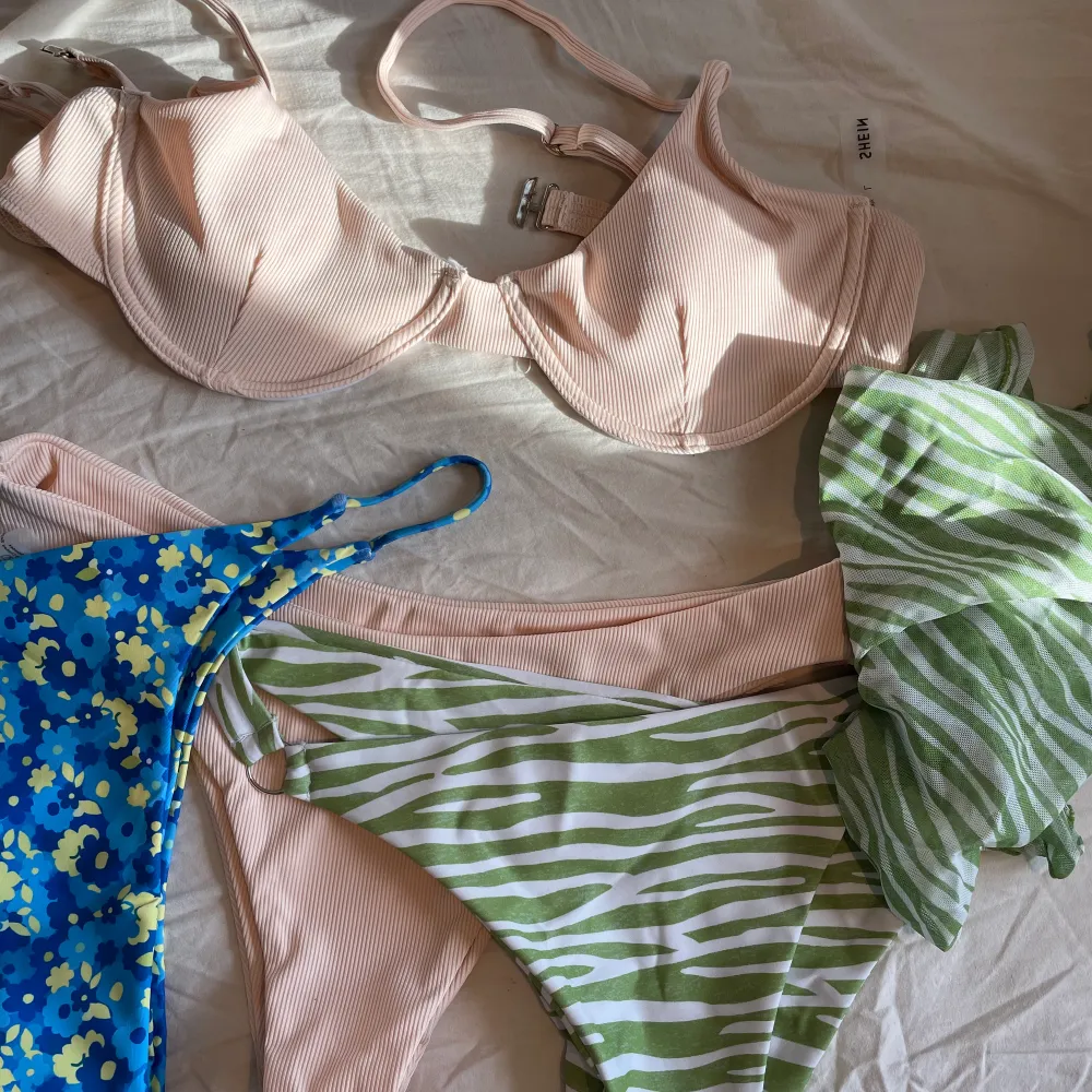 1 blå blommig underdel stl L men mer som m-s, helt set beige/rosa srl L men mer som topp s/m och underdel srl L men som M. Grön sarong och underdel str L men mer som m/vissa fall s alla 110kr kan köpas enskilda. Aldrig använda! 💕. Övrigt.