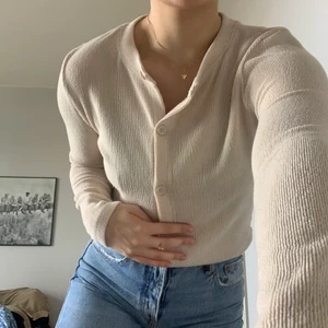 Zara tröja 🤍 - Knappt använd kofta från zara! Ribbat material 🤎