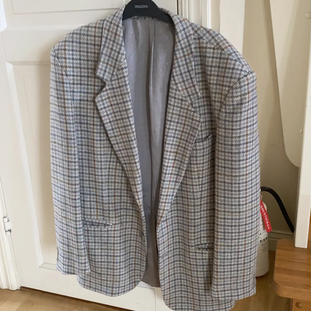 Jätte snygg rutig oversized blazer med axelvaddar, köpt second- hand . Jackor.