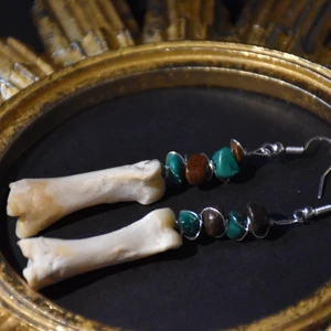 Örhänge ben - Örhängen med äkta ben, malakit och bronkit. Krokarna är nickelfria. 