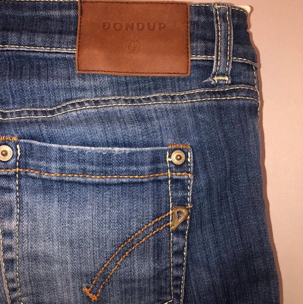 Jeans från DONDUP . Lågmidjade i storlek 32 . Jeans & Byxor.