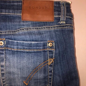 DONDUP JEANS  - Jeans från DONDUP . Lågmidjade i storlek 32 