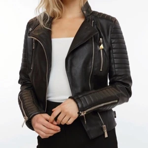 Svart skinnjacka  - Svart skinnjacka från chiquelle i väldigt fint skick.