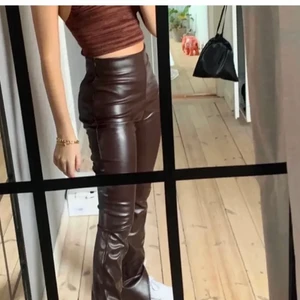 S - Säljer tyvärr dem här super snygga skin byxorna anledning av att dem tyvärr är för små för mig och åker ner mest, har även bara använt dem en gång så dem är gott som nya🤎frakten ingår! 