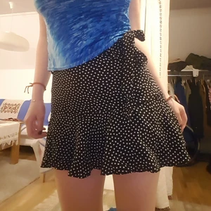 Sommarkjol  - Jättefin sommarkjol från Zara i storlek 34. Har inbyggda shorts, så man behöver inte oroa sig för att vinden ska ta tag i kjolen! Detta är dock ingenting som syns eller märks av. Har endast använt den en gång. Frakt tillkommer. 💖