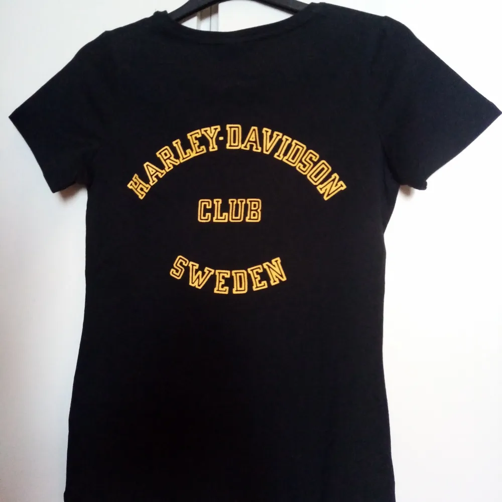 Tvär cool Harley Davidson T-Shirt! Helt oanvänd och med prislappen kvar! . T-shirts.