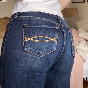 Skitsnygga lågmidjade jeans från Abercrombie & Fitch! Ikonisk Y2k stil och väldigt stretchiga! Passar mig som normalt är strl S trots att dem är märkta som ungefär XXS/XS Frakten är inräknad i priset!💕