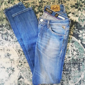 Replay jeans strl. 25/32 - Tajta, blå vintage strechjeans från Replay. 