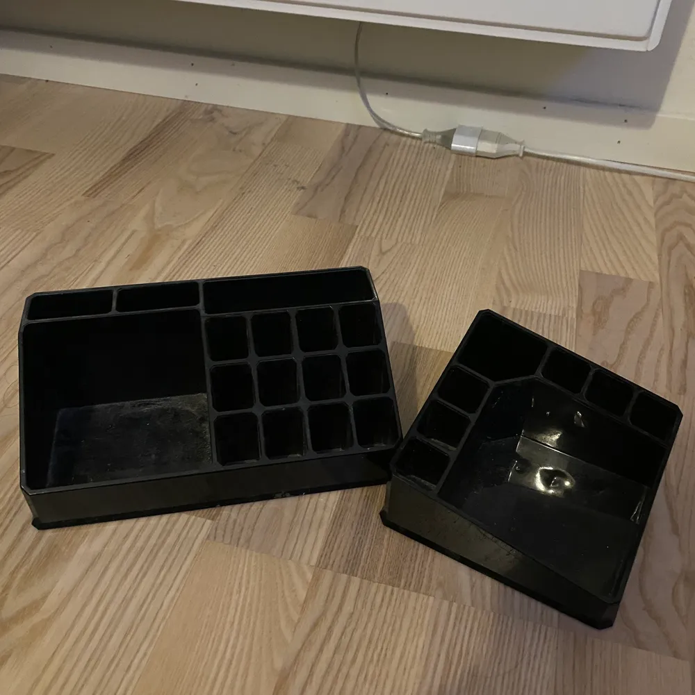 Svarta makeup organizer. Dammiga på bilden då jag haft dem länge men ska självklart torka av dessa så de ser ut som nya innan jag säljer! Skriv i chatten vad du skulle vilja betala men 66kr i frakt kommer det oavsett att bli.. Skönhet.