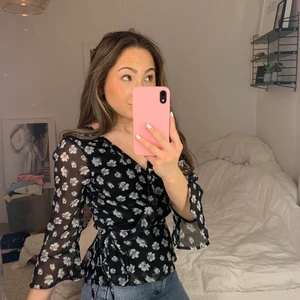 Blommig topp  - Super söt blommig topp från abercromire and fitch, som knapp är använd! Köparen står för frakt 