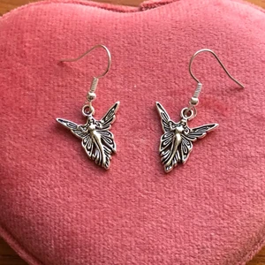 Älva 🧚 örhängen  - örhängen med små älvor 🧚 60kr och frakten är gratis<3