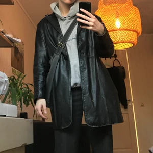 Skinnkappa - Fin skinnkappa, mittersta knappen sitter löst och den understa saknas. Bortsett från det är den i bra skick. Kan frakta och mötas :)